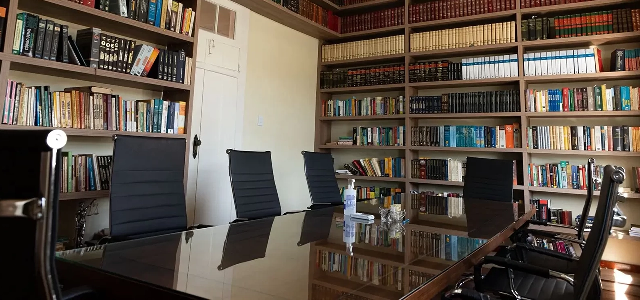 Biblioteca jurídica com mesa de reuniões